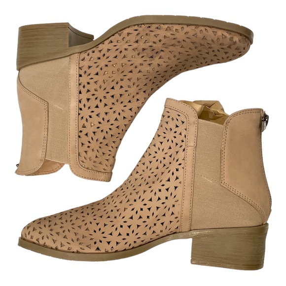 KENNETH COLE REACTION Perforated Bootie in Sand - Size 7.5 - Picture 3 of 6